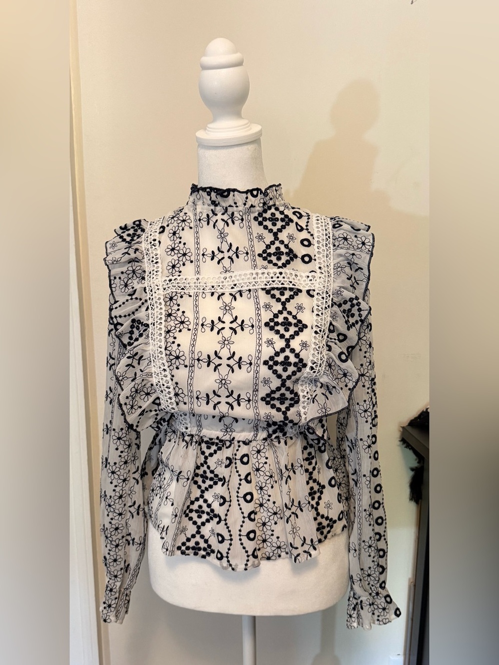 Gracia Black & White Ruffle Floral Eyelet Peasant Blouse